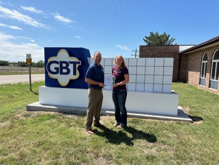 kyle-presenting-scholarship-winner